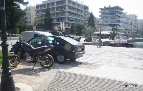 Παράνομο παρκάρισμα κάτω από την ...μύτη του Λιμενάρχη Χαλκίδας