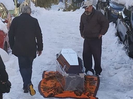 ΘΛΙΒΕΡΟ ΠΕΡΙΣΤΑΤΙΚΟ: Έσερναν το φέρετρο με κουβέρτα πάνω στον πάγο για να φτάσει στη νεκροφόρα