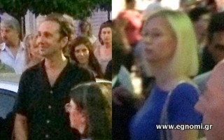 Ρένος Χαραλαμπίδης και Ραχήλ  Μακρή στην περιφορά της Αγιας Παρασκευής στη Χαλκίδα