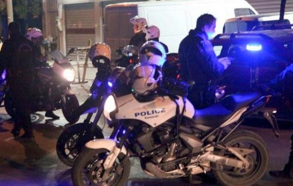 Νεαροί έπαιζαν σε γήπεδο και φέρονται να χτύπησαν αστυνομικούς που πλησίασαν για έλεγχο