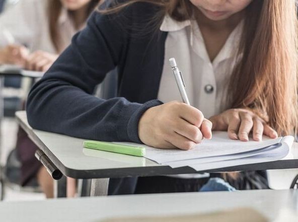 Καθηγητής βιντεοσκοπούσε παράνομα τις μαθήτριες στις οποίες έκανε ιδιαίτερα