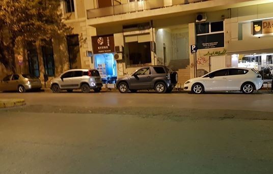 ΧΑΛΚΙΔΑ: Τα ...γαϊδούρια έκαναν πάρκινγκ την οδό Βενιζέλου το Σαββατόβραδο
