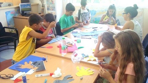 Διάβασαν και έραψαν στη Βιβλιοθήκη Καθενών