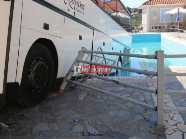 Φοβερό: Τουριστικό λεωφορείο έκανε βουτιά σε πισίνα ξενοδοχείου