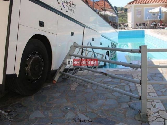 Φοβερό: Τουριστικό λεωφορείο έκανε βουτιά σε πισίνα ξενοδοχείου