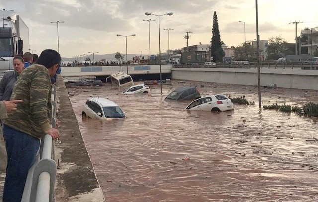 ΔΥΤΙΚΗ ΑΤΤΙΚΗ: Ανέβηκε κι άλλο ο αριθμός των νεκρών