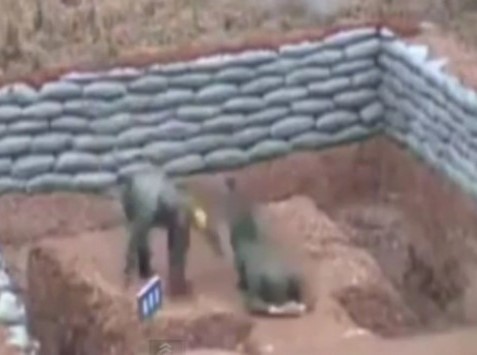 Κινέζος στρατιώτης χάνει τη χειροβομβίδα από τα χέρια (video)