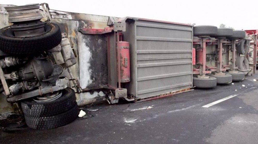 Ανατροπή νταλίκας στην Παλαιά Εθνική Αθηνών – Θηβών