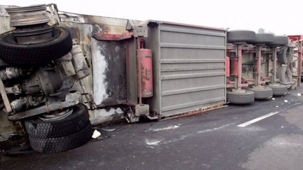 Ανατροπή νταλίκας στην Παλαιά Εθνική Αθηνών – Θηβών