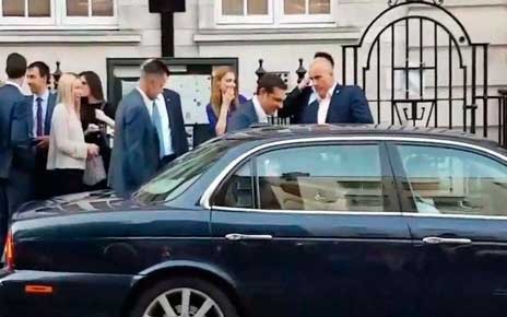Ο Αλέξης τ' άκουσε από Ελληνες στο Λονδίνο για τη συμφωνία με τα Σκόπια