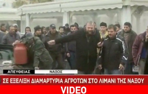 Ρεπόρτερ του ΣΚΑΪ έδωσε το σύνθημα για να χυθούν οι καρδάρες με το γάλα (VIDEO)