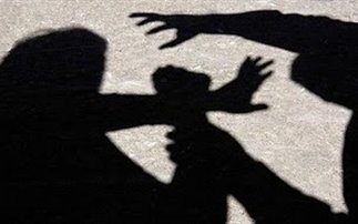 Νεαρός βίασε και λήστεψε 50χρονη