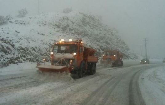 Χιόνι και διακοπές ρεύματος ταλαιπωρούν πολλά χωριά της Εύβοιας