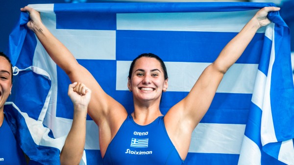 ΕΘΝΙΚΗ ΠΟΛΟ ΓΥΝΑΙΚΩΝ: Η στιγμή που οι Ελληνίδες θεές τραγουδάνε με πάθος τον Εθνικό ύμνο (VIDEO)