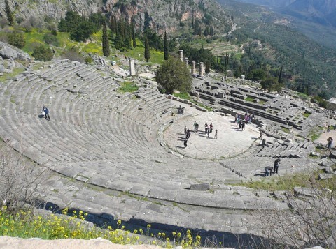 Ο Μπακογιάννης υπέγραψε σύμβαση για την αποκατάσταση του αρχαίου θεάτρου Δελφών
