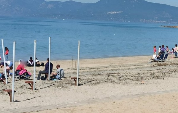 ΧΑΛΚΙΔΑ-ΚΟΡΩΝΟΪΟΣ: Άδειασαν οι καφετέριες και γεμίζουν οι παραλίες (φωτορεπορτάζ)