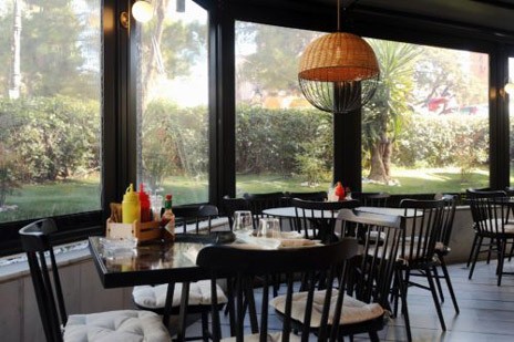 Κλειστοί χώροι στην εστίαση: τι θα ισχύει και ποια τα πρόστιμα