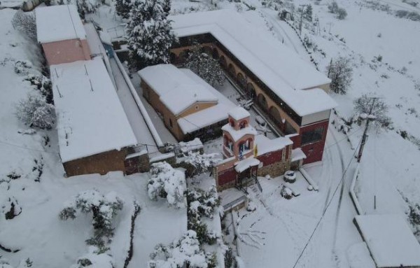 ΜΑΚΡΥΜΑΛΛΗ ΨΑΧΝΩΝ: Αποκλεισμένο από τα χιόνια το μοναστήρι την ημέρα της γιορτής του Αγίου Παρθενίου