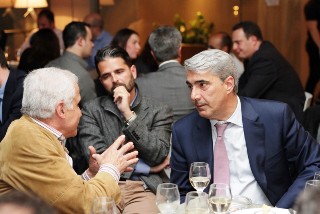 Ο Σίμος Κεδίκογλου προσπαθεί να μαζέψει ψηφαλάκια από παντού