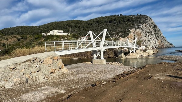ΚΥΜΑΣΙ ΜΑΝΤΟΥΔΙΟΥ: Επιτέλους δόθηκε στην κυκλοφορία η πεζογέφυρα