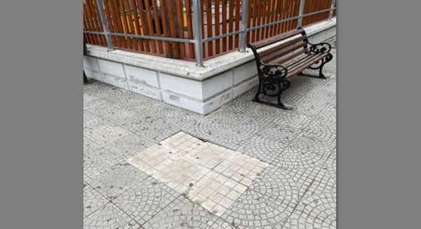 ΚΑΤΑΓΓΕΛΙΑ: Παγίδα για πεζούς στην πλατεία Αγίου Νικολάου Χαλκίδας
