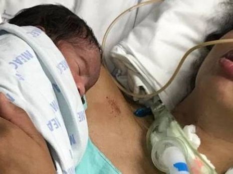 Μητέρα ξύπνησε από το κώμα όταν ένιωσε στο στήθος της το νεογέννητο μωρό της