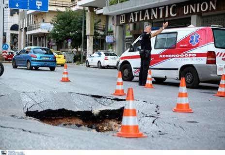 Ανοιξαν τρύπες οι δρόμοι στην Αθήνα μετά τις βροχές