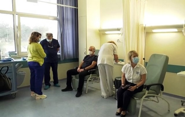 ΚΟΡΩΝΟΪΟΣ: Επταήμερη λειτουργία έως τις 12 το βράδυ για τα εμβολιαστικά κέντρα