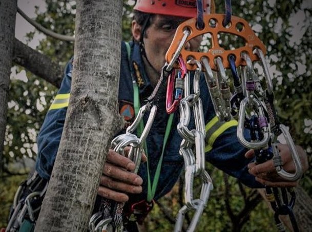 ΤΙΘΟΡΕΑ: Πυροσβέστες ανέσυραν τραυματία μέσα από πηγάδι