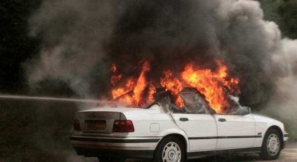 ΑΡΤΑΚΗ: ΙΧ πήρε φωτιά εν κινήσει