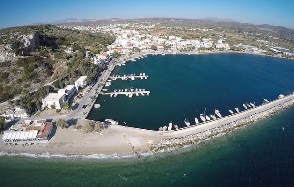 ΚΑΡΑΒΟΣ ΑΛΙΒΕΡΙΟΥ: Τοποθέτησαν ειδικά προστατευτικά στο οδόστρωμα και πινακίδες σήμανσης