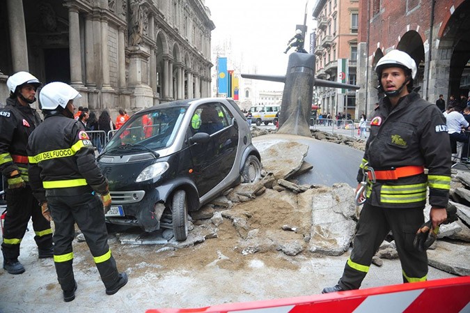 Υποβρύχιο αναδύεται στην πλατεία Duomo του Μιλάνο! (video)