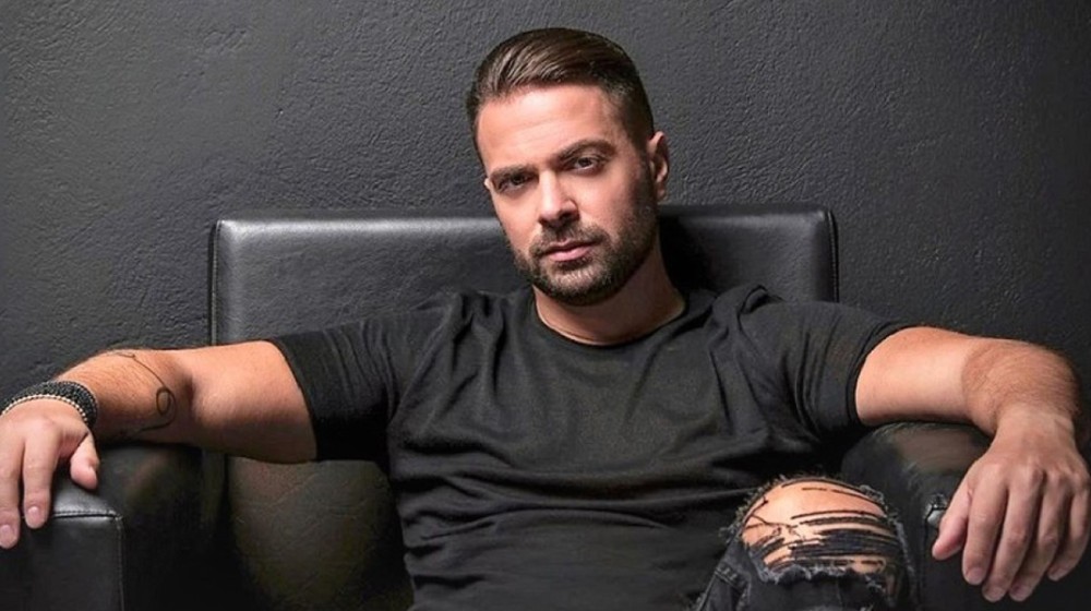 Ο Ηλίας Βρεττός έφαγε μπουνιά από θαμώνα σε νυχτερινό κέντρο στην Κύπρο