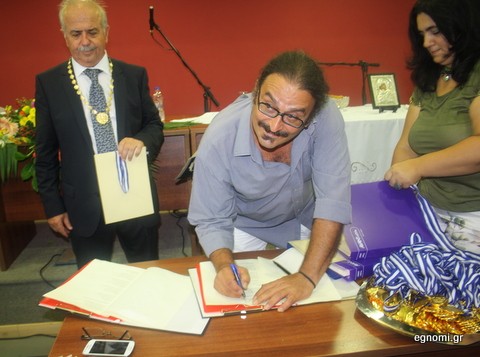 Υπογράφει με ύφος ...παιχνιδιάρικο