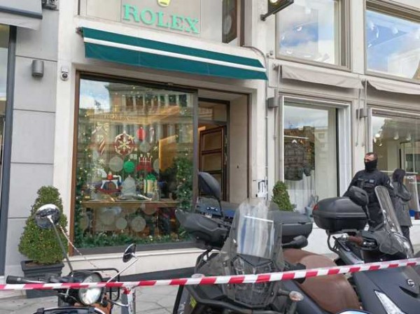 ΚΙΝΗΜΑΤΟΓΡΑΦΙΚΗ ΛΗΣΤΕΙΑ: Εσπασαν την τζαμαρία και άρπαξαν 15 πανάκριβα ρολόγια Rolex