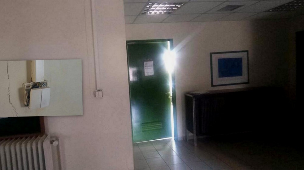 Επικίνδυνος διακόπτης στο ΙΚΑ Χαλκίδας σε χώρο προσβάσιμο στο ευρύ κοινό