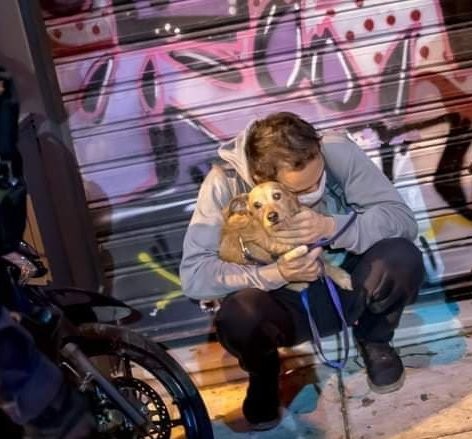 Πολυτεχνείο: Εβγαλε βόλτα τον σκύλο του και τον περικύκλωσαν αστυνομικοί