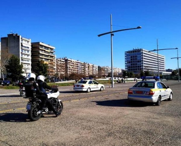 Θεσσαλονίκη: Αστυνομικοί καλούν πολίτες να γυρίσουν στα σπίτια τους (VIDEO)