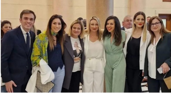 Ντυμένη στα λευκά ορκίστηκε βουλευτής η Κατερίνα Καζάνη