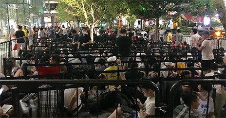 Απίστευτες ουρές για το iPhone X
