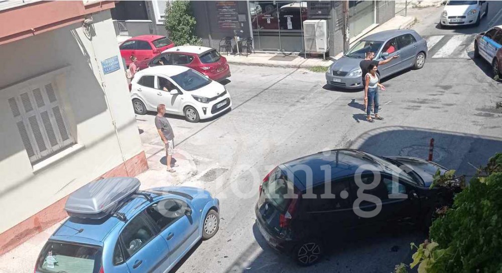 ΧΑΛΚΙΔΑ: Αναστάτωση από τροχαίο ατύχημα με τρία αυτοκίνητα το μεσημέρι της Παρασκευής (φωτό)