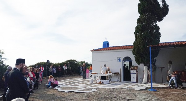 ΕΓΓΛΕΖΟΝΗΣΙ ΕΥΒΟΙΑ: Ο ιερέας έσυρε τον χορό στη Γιορτή του Αγίου Νικολάου του Νέου (video)