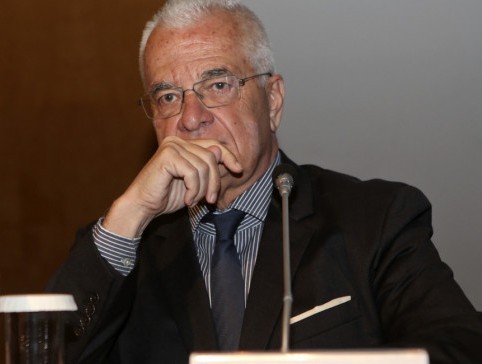 Πρετεντέρης: Είμαι σπίτι με τα βιβλία μου, άντε να μην πάρω καμία ανάποδη