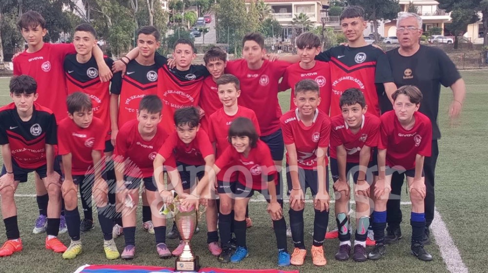 ΠΡΟΠΟΝΤΙΔΑ: Οι πιτσιρικάδες φωτογραφήθηκαν με την κούπα των κυπελλούχων