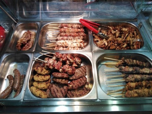 Ψητοπωλείο άνοιξε κανονικά και σέρβιρε πελάτες - Βροχή τα πρόστιμα