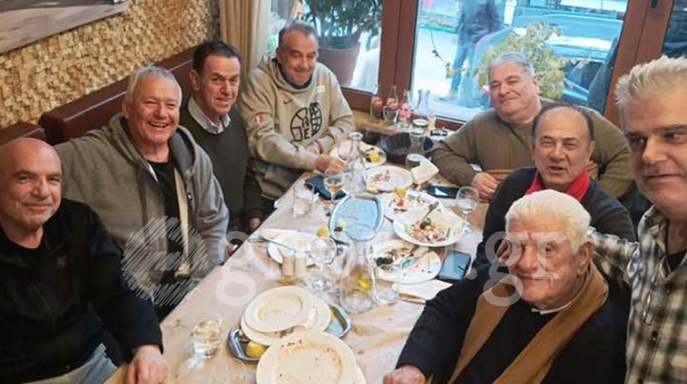 Γιορτινή αντροπαρέα στη Στενή για τον Βασίλη Ταρνανά - Ποιοι ήταν στo ... τραπέζι για την γιορτή του