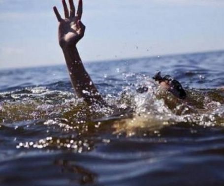 Εντοπίστηκε νεκρός ο 17χρονος που βούτηξε στη θάλασσα να σώσει τον 19χρονο φίλο του