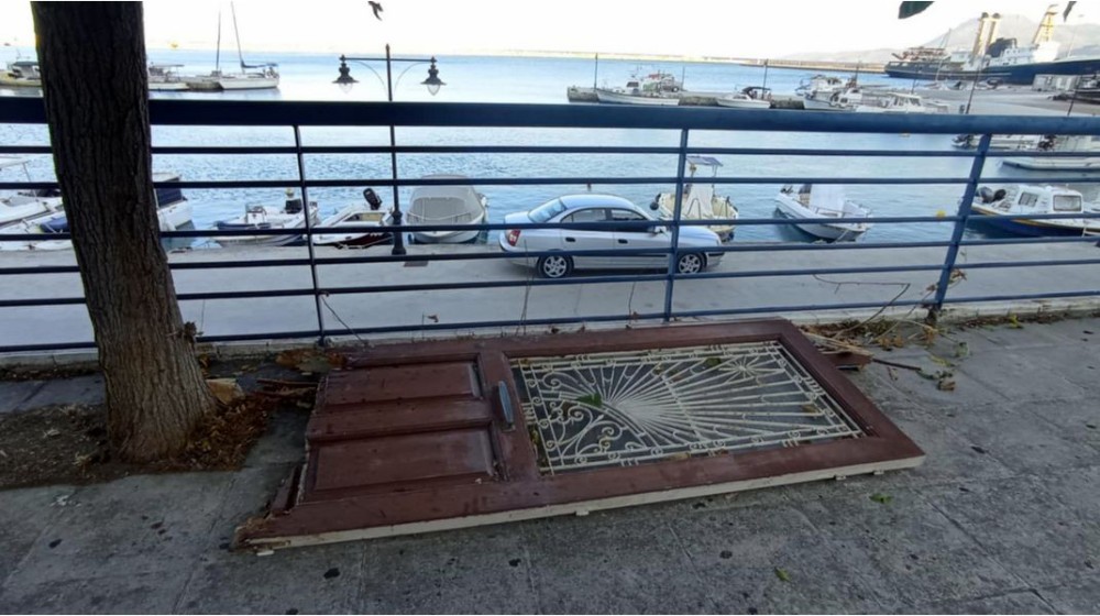 ΚΥΜΗ ΕΥΒΟΙΑΣ: Πέταξαν σπασμένη πόρτα στο πεζοδρόμιο της παραλίας