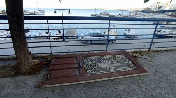 ΚΥΜΗ ΕΥΒΟΙΑΣ: Πέταξαν σπασμένη πόρτα στο πεζοδρόμιο της παραλίας