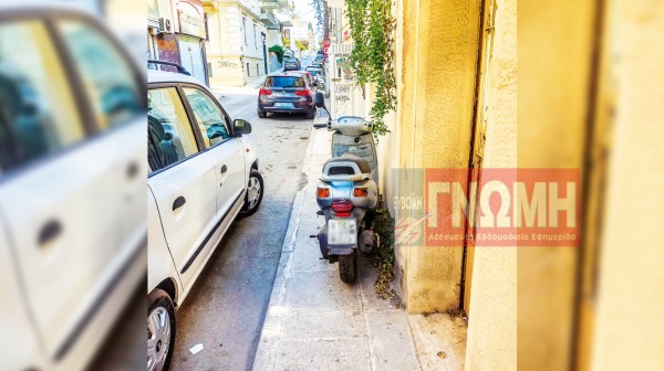 ΧΑΛΚΙΔΑ: Μηχανάκι ...φράζει το στενό πεζοδρόμιο